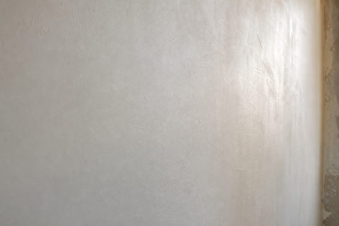 Exemple : enduit lissé sur un mur avant peinture