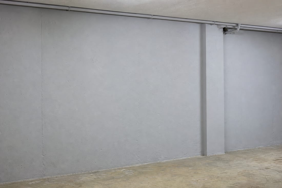 Exemple : mur de garage fraîchement peint