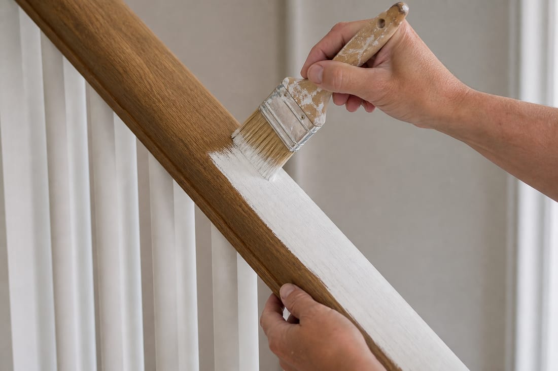 Exemple : mains peignant une rampe d'escalier