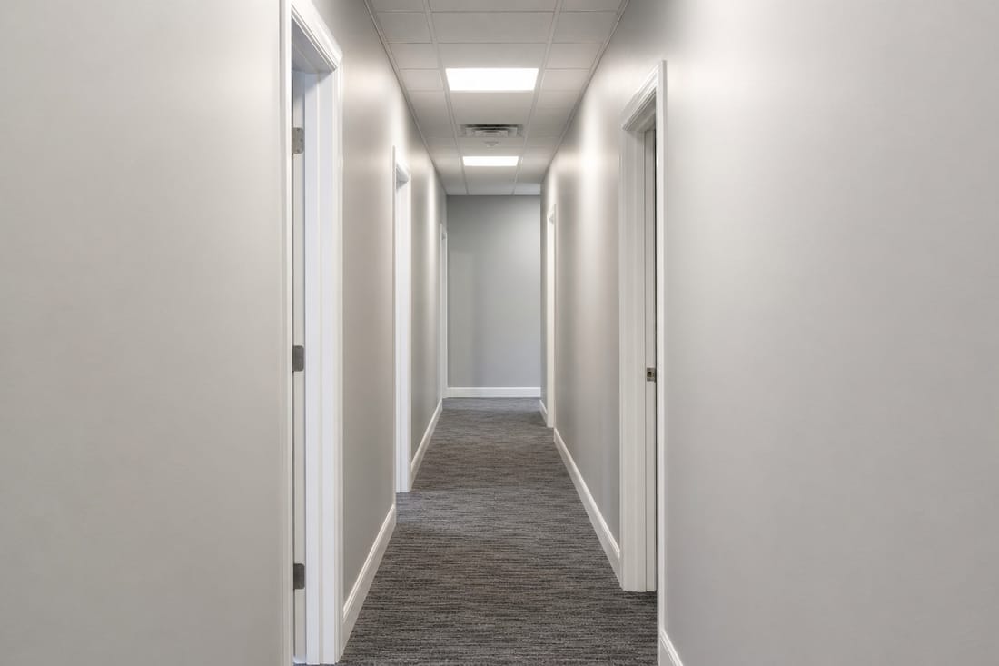 Exemple : couloir professionnel aux murs fraîchement peints