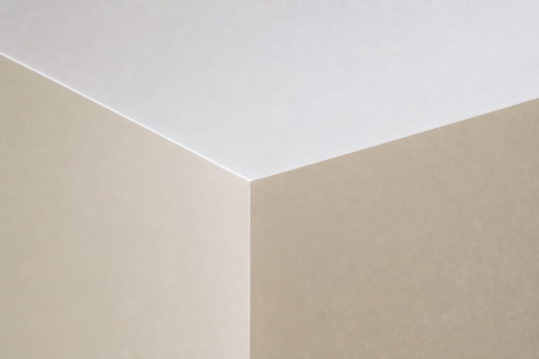 Exemple : angle net mur et plafond fraîchement peints