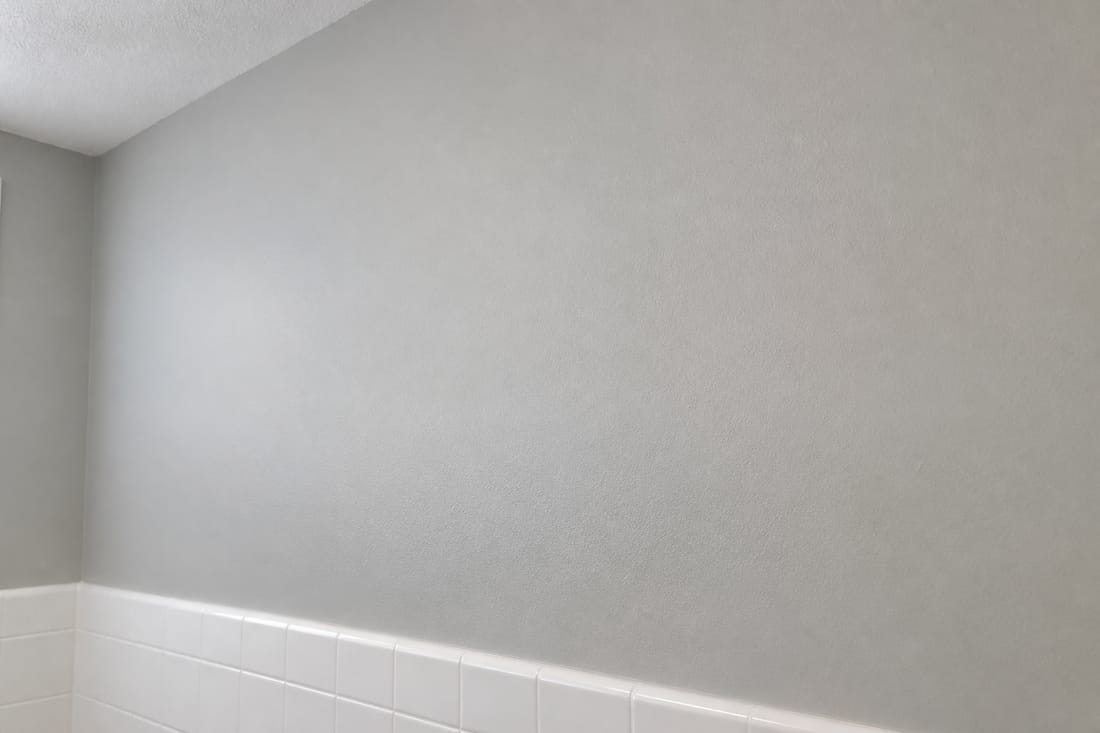 Exemple : mur de salle de bain à finition satinée