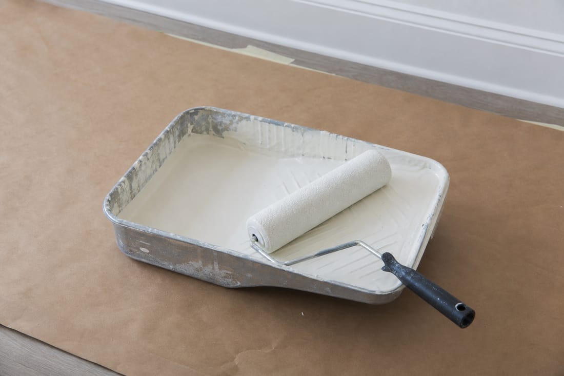 Exemple : bac à peinture et rouleau prêts sur un chantier